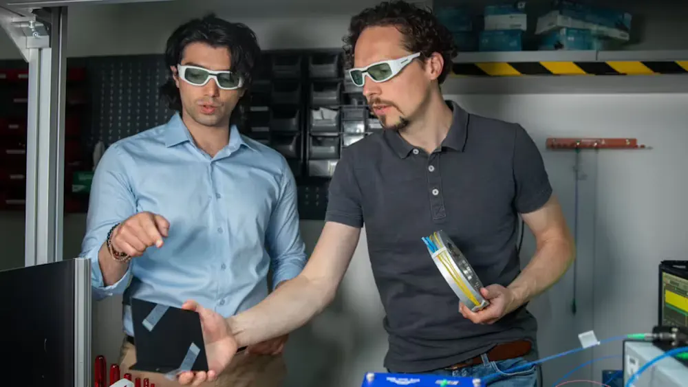 Mario Chemnitz (à droite) de l'Université d'Iéna et Mehmet Müftüoğlu étudient de nouvelles approches pour la communication quantique sécurisée via la fibre optique au Leibniz IPHT