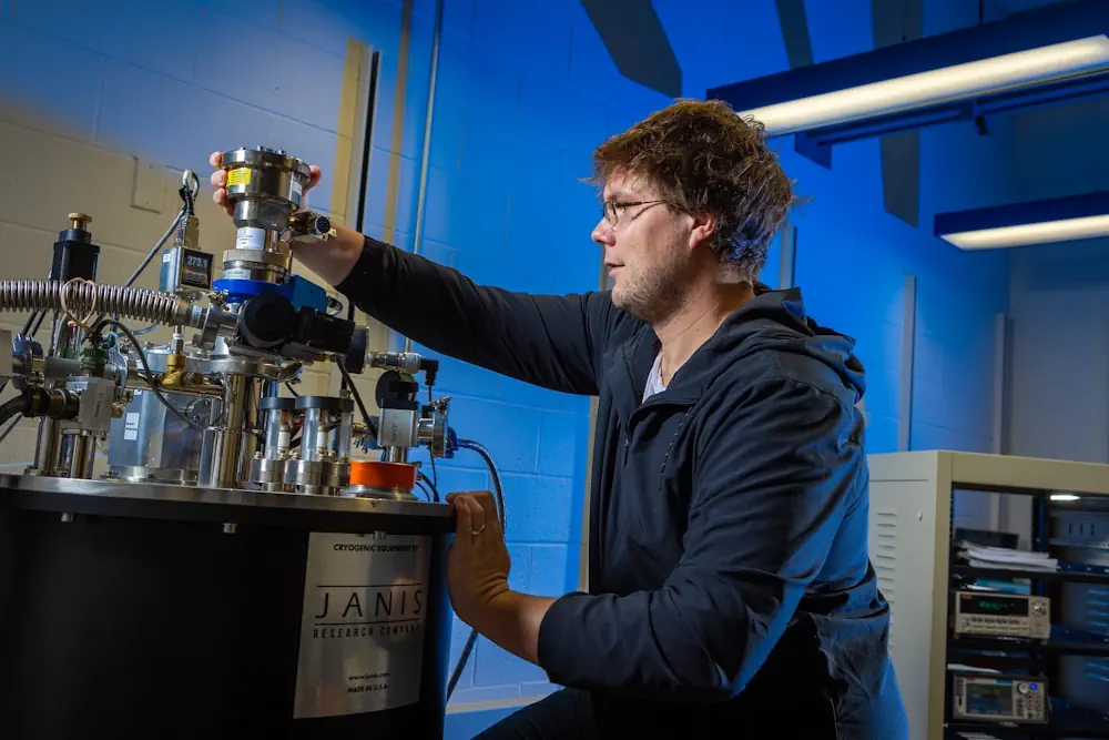 Jerla travaille avec un équipement cryogénique. Le travail de laboratoire de l'équipe consiste à sonder les propriétés électriques uniques des matériaux qui peuvent être utilisés pour construire des puces informatiques neuromorphiques.
