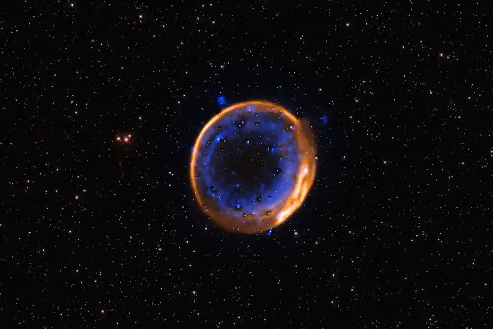 Cette image, prise avec le Very Large Telescope (VLT) de l'ESO, montre le vestige de la supernova SNR 0509-67.5. Il s'agit des restes en expansion d'une étoile qui a explosé il y a des centaines d'années lors d'une double détonation - la première preuve photographique que les étoiles peuvent mourir en deux explosions.