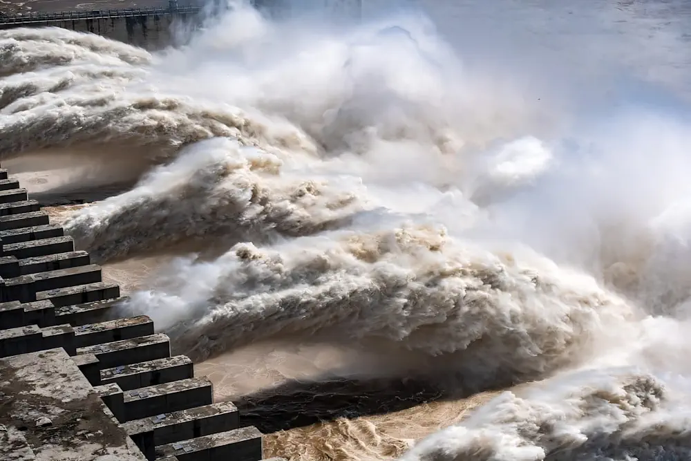 Le projet hydroélectrique produira 3 fois plus d'électricité que le barrage des Trois Gorges en photo ci-dessus (Xinhua)