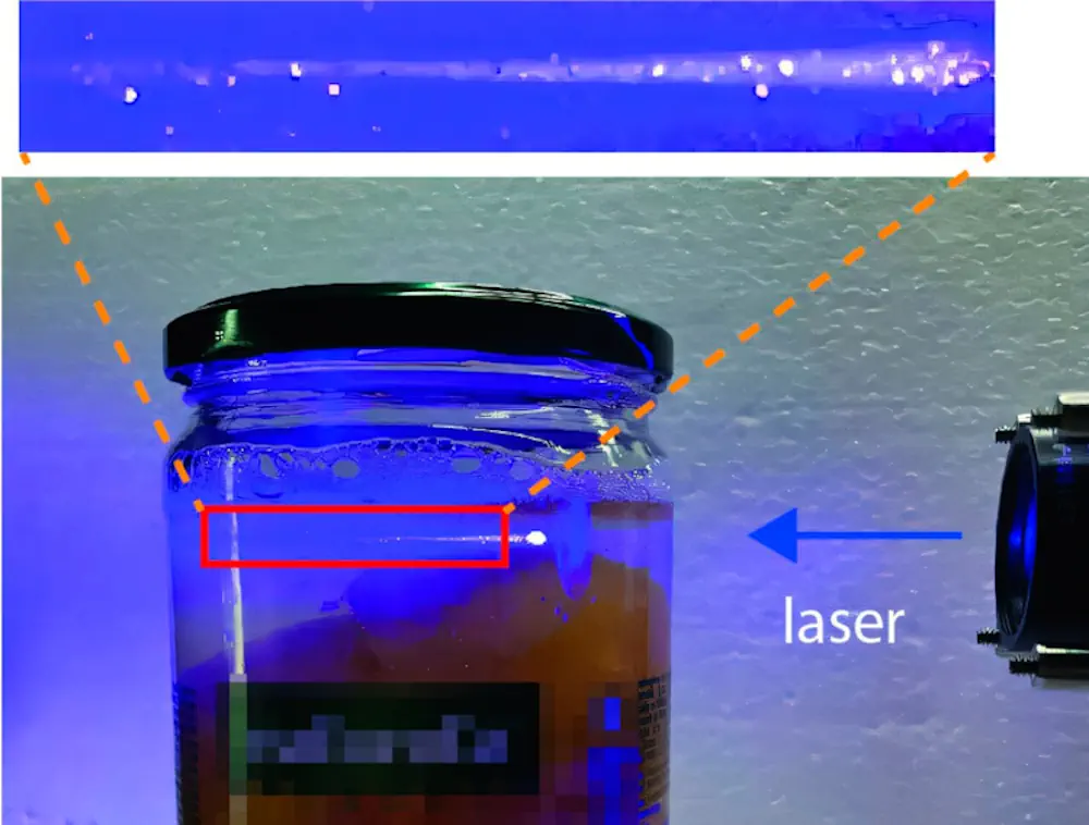 Démonstration du décodage d'informations à partir de microlasers comestibles intégrés dans un pot en verre de compote de pêche.