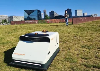 Un robot BSR nettoie les mégots à Berlin : 3ème phase d’essai pour repenser la cohabitation humain-machine