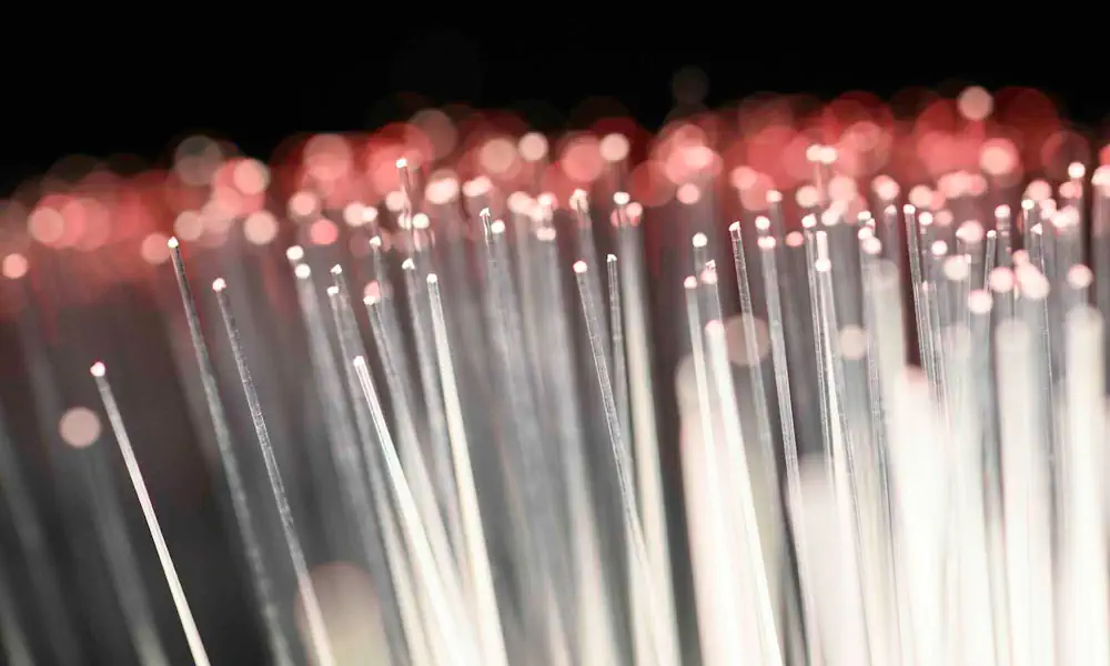 Les fibres optiques sont de fines lamelles de verre capables de transmettre des informations à la vitesse de la lumière sur de grandes distances.
