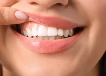 L'échographie en forme de brosse à dents permet de surveiller les gencives