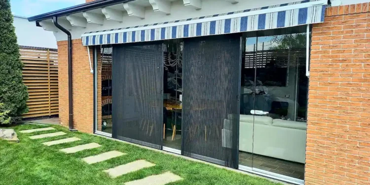 Face aux canicules et à la hausse des coûts de l'énergie, la climatisation n'est pas la seule solution. Découvrez le principe du "free cooling" par ventilation nocturne : une stratégie bioclimatique efficace et bas carbone pour rafraîchir votre logement, améliorer votre confort d'été et réduire significativement vos factures d'électricité.