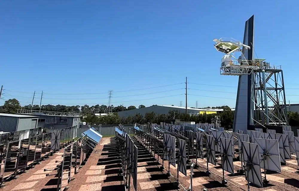 Le champ d'héliostats du Newcastle Energy Centre du CSIRO suit le soleil et réfléchit la lumière sur une tour centrale, alimentant ainsi le premier réacteur solaire à faisceau descendant d'Australie.