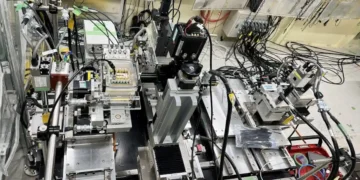 La lentille de la plaquette modifie la taille du faisceau de rayons X de plus de 3 400 fois