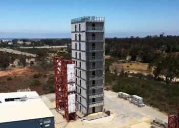 Des ingénieurs secouent le plus haut bâtiment à ossature métallique jamais testé sur un simulateur de tremblement de terre