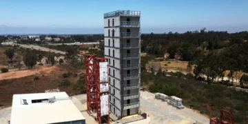 Des ingénieurs secouent le plus haut bâtiment à ossature métallique jamais testé sur un simulateur de tremblement de terre