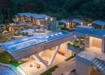 Un miroir d’eau suspendu dans la canopée thaïlandaise