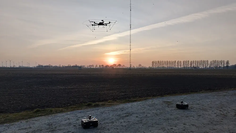 Un drone décolle pour effectuer des mesures au parc éolien de recherche WiValdi. Chaque drone pèse moins d'un kilogramme et est optimisé pour les mesures de vent