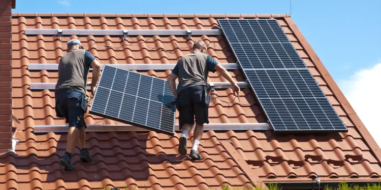 Panneaux photovoltaïques : 4 raisons de privilégier un installateur local