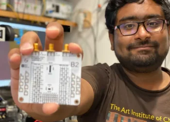 Première puce quantique électronique-photonique fabriquée dans une fonderie commerciale