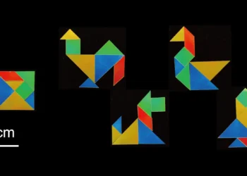 Ce nouveau plastique coloré brille sans colorants ni pigments