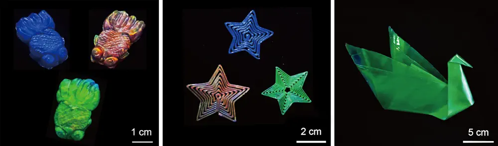 Le nouveau plastique peut être moulé en figures tridimensionnelles (à gauche), extrudé par une imprimante 3D (au centre) ou même plié pour former un cygne en origami (à droite).