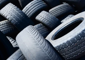 L'une des plus grandes sources de pollution microplastique n'est pas les pailles ou les sacs d'épicerie, mais vos pneus