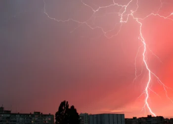 Un éclair est né. Explication des phénomènes atmosphériques à l'origine de la foudre