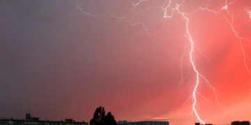 Un éclair est né. Explication des phénomènes atmosphériques à l'origine de la foudre