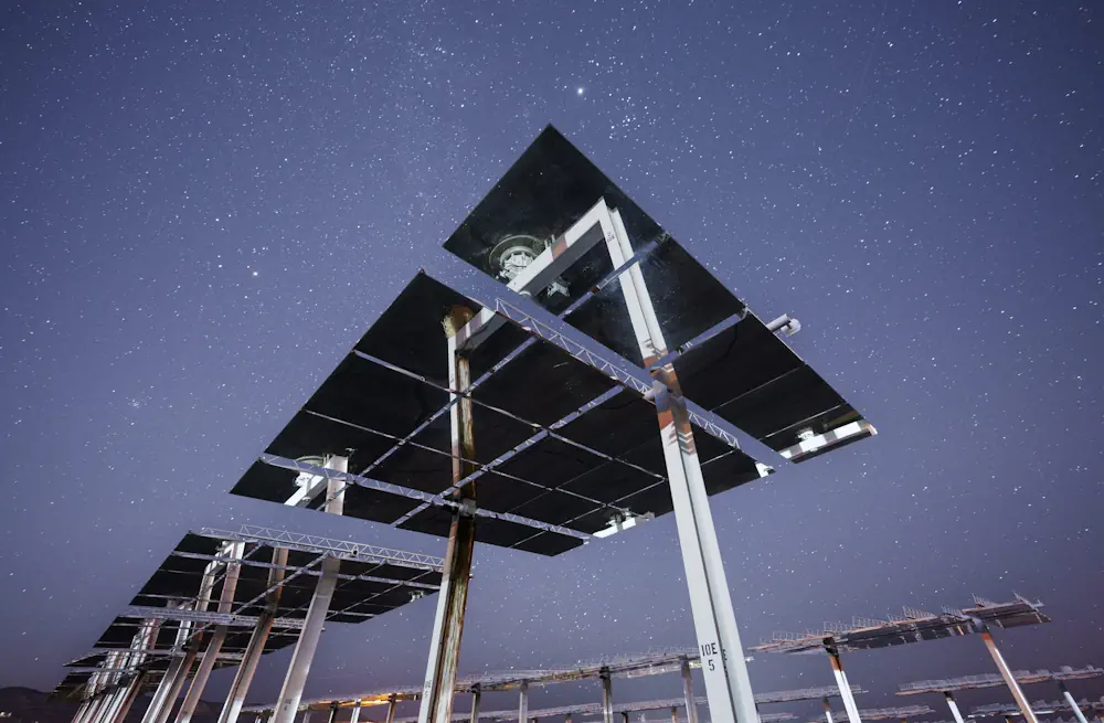 Alors que les héliostats peuvent collecter l'énergie du soleil, John Sandusky, scientifique de Sandia, les a fait fonctionner la nuit. Ses découvertes pourraient contribuer à la détection d'objets proches de la Terre, tels que les astéroïdes.