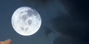 Pleine Lune d’août 2025 : un rendez-vous astronomique sous le signe de l’Esturgeon