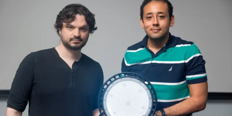 La dissimulation de codes secrets dans la lumière protège contre les vidéos truquées