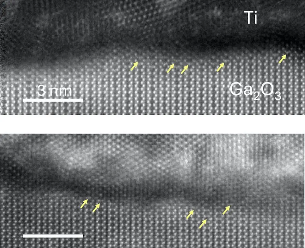 Images de microscopie électronique à transmission à balayage de l'interface entre le titane et l'oxyde de gallium bêta le long de l'axe de la zone, les colonnes interstitielles de gallium étant indiquées par des flèches jaunes près de la surface de l'oxyde de gallium. L'échantillon du haut montre le signal de la contamination par le carbone, tandis que l'échantillon du bas ne montre aucune signature de carbone.
