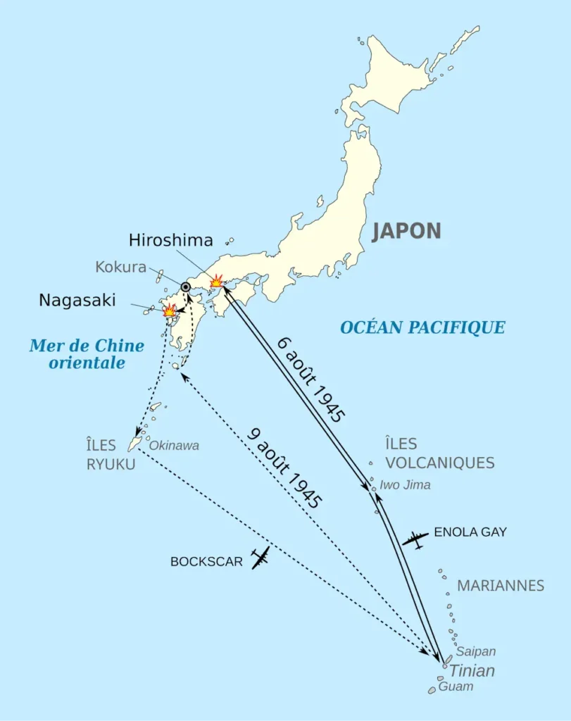 Carte de mission des bombardements atomiques d'Hiroshima et Nagasaki, le 6 et 9 août 1945. L'échelle n'est pas respectée en raison de la courbe de la Terre. Angles et localisations approximatives. Kokura est indiquée car c'était l'objectif initial pour le 9 août, mais le mauvais temps a entraîné une visibilité médiocre et Nagasaki a alors été choisi comme substitut.