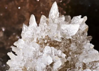 Des scientifiques découvrent un nouveau comportement lumineux dans un minéral commun, le gypse