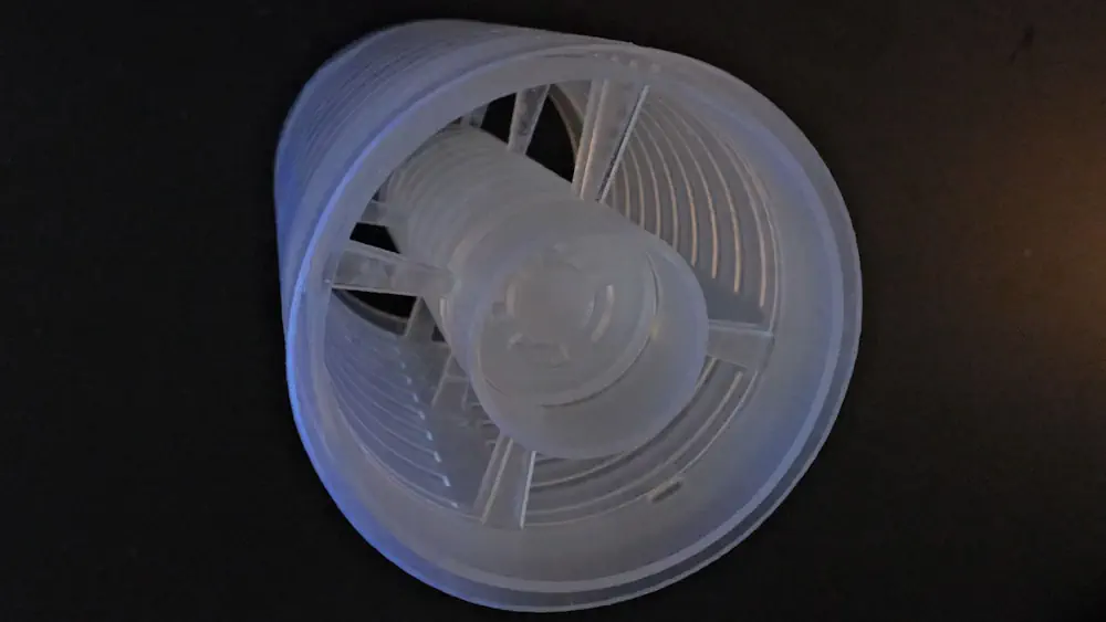Le PGUOM ventilé personnalisé de l'Université de Boston permet d'obtenir un silence acoustique à large bande tout en préservant la circulation de l'air, atteignant jusqu'à 70 % d'ouverture
