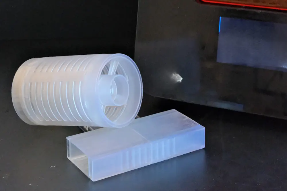 Les structures PGUOM rectangulaires et cylindriques fonctionnent selon le même mécanisme sous-jacent, offrant des performances comparables en matière de réduction du bruit à large bande. Les deux géométries maintiennent un débit d'air élevé, soulignant la polyvalence du métamatériau dans divers scénarios d'application. Les échantillons présentés ont été imprimés en 3D à l'aide d'une imprimante commerciale