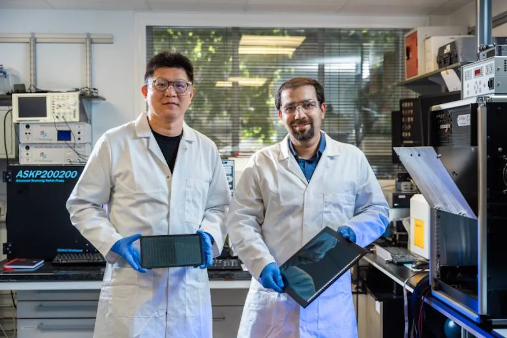 Le professeur associé Mojtaba Abdi-Jalebi et le candidat au doctorat Siming Huang avec des panneaux de leurs cellules solaires optimisées pour la lumière intérieure.