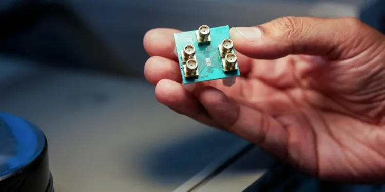 Des chercheurs construisent le premier "cerveau à micro-ondes" sur une puce