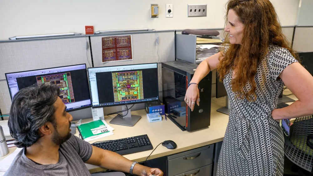 Bal Govind, doctorant, et Alyssa Apsel, directeur Ellis L. Phillips Sr. de l'école d'ingénierie électrique et informatique, ont créé un réseau neuronal à micro-ondes, le premier du genre, entièrement intégré sur une micropuce en silicium. Il effectue des calculs en temps réel dans le domaine des fréquences pour des tâches telles que le décodage de signaux radio, le suivi de cibles radar et le traitement de données numériques, tout en consommant moins de 200 milliwatts d'énergie.