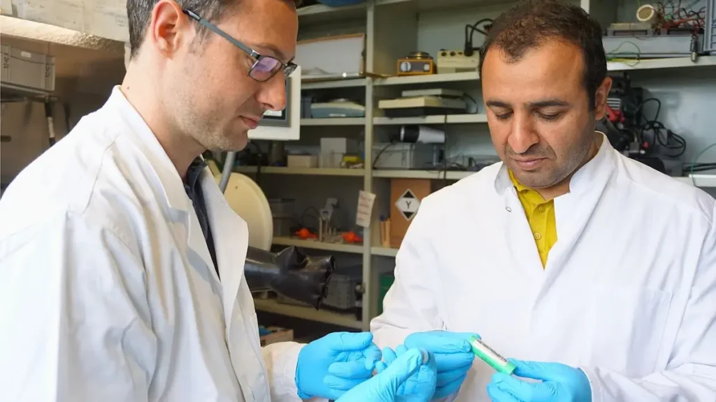 Jakob Offermann (à gauche) et le Dr Mozaffar Abdollahifar (à droite) avec une batterie lithium-ion.