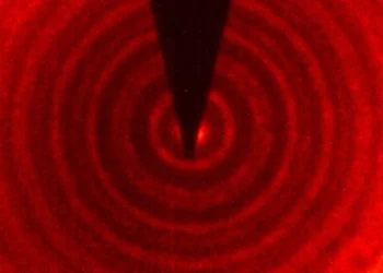 « À travers un solide à deux millions de kilomètres à l'heure ! »