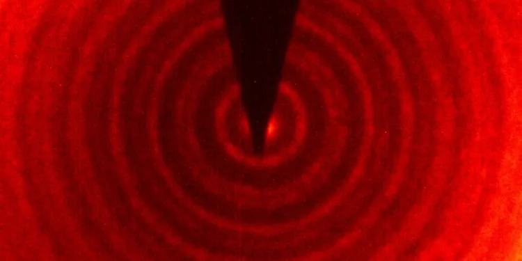 « À travers un solide à deux millions de kilomètres à l'heure ! »