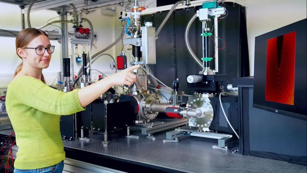 Les ondes de matière des atomes ouvrent de nouvelles voies dans l'analyse des matériaux Dans leur laboratoire, les chercheurs du DLR ont accéléré un faisceau d'atomes à deux millions de kilomètres par heure en direction d'un échantillon de graphène. Les ondes de matière du faisceau atomique ont révélé des informations sur la structure atomique des matériaux sensibles aux rayonnements