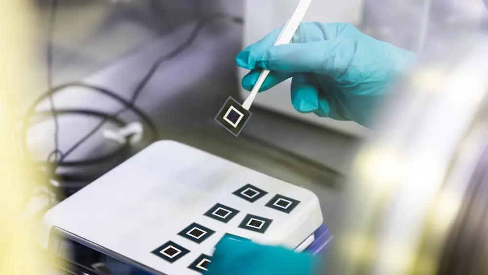 Les cellules solaires tandem passivées ont atteint un rendement de conversion de 33,1 %, avec une tension en circuit ouvert de 2,01 volts.