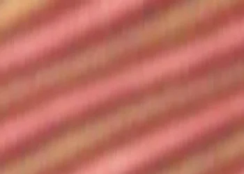 Sous un simple rayon lumineux, la matière s’anime en motifs répétés à l’infini