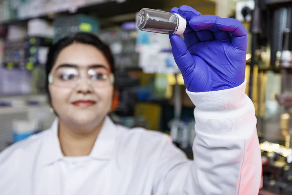 Anupma Thakur, chercheur postdoctoral au laboratoire Anasori, tenant un flacon de carbure stratifié.
