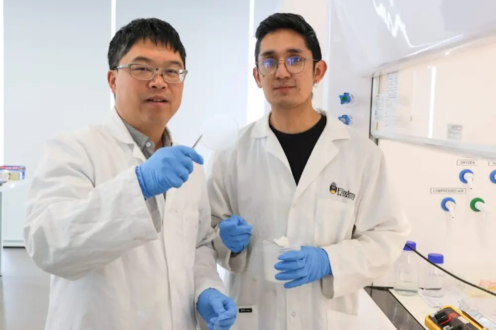 Le professeur Youhong Tang, à gauche, du laboratoire des matériaux avancés de l'université Flinders, avec l'étudiant en maîtrise de biotechnologie Nikolay E Gomez.