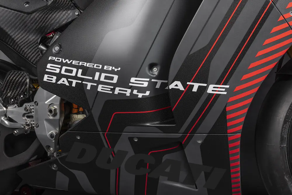 Moto Ducati alimentée par la technologie de la batterie à l'état solide