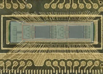 Une puce photonique réduit de 99 % la consommation énergétique des calculs d’IA
