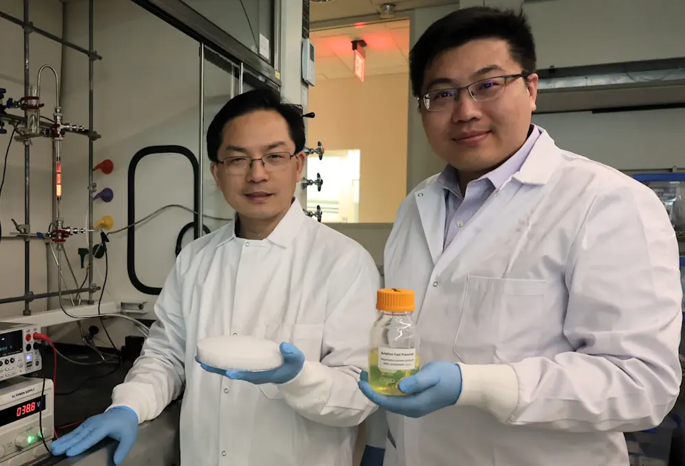 De gauche à droite : Liangbing Hu (génie électrique et informatique et science des matériaux) et Shu Hu (génie chimique et environnemental).