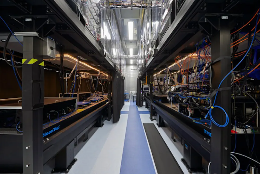 Figure 2 : Photographie de l'ordinateur quantique à ions piégés de 20 qubits utilisé pour simuler les circuits de brouillage des informations quantiques. 2025 Quantinuum