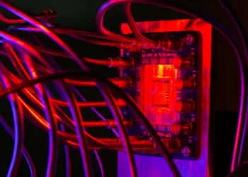 Des capteurs ultra-sensibles traquent la matière noire la plus légère jamais ciblée