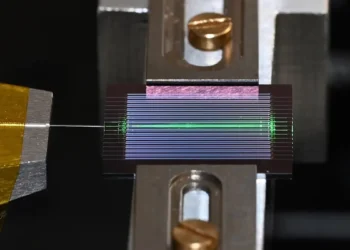 Caltech conçoit une micropuce qui couvre un spectre lumineux extrêmement large