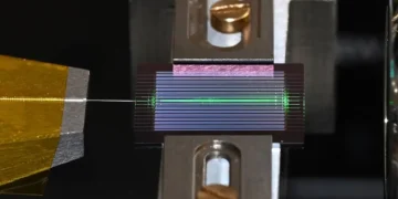 Caltech conçoit une micropuce qui couvre un spectre lumineux extrêmement large