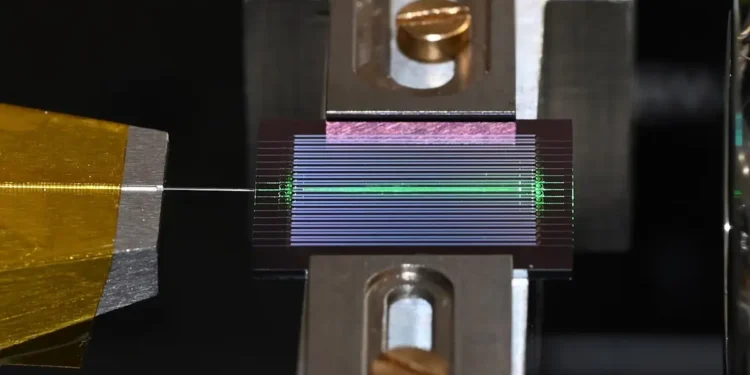 Caltech conçoit une micropuce qui couvre un spectre lumineux extrêmement large
