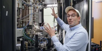 Les microscopes peuvent désormais observer les matériaux devenir quantiques grâce à l'hélium liquide